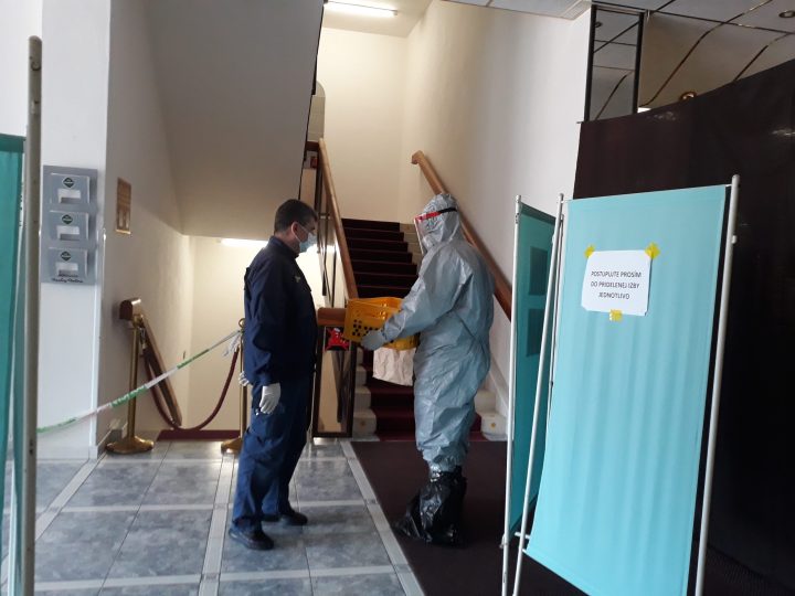 Najväčším negatívom je pre mňa nepochopenie vážnosti situácie zo strany klientov